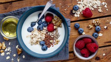 Eine Schüssel mit Joghurt mit Müsli und Beeren steht auf dem Tisch. © NDR Foto: Claudia Timmann