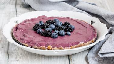 Eine Beeren-Tarte steht auf dem Tisch. © NDR Foto: Claudia Timmann