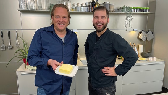 Butter in der Spitzengastronomie: Björn Freitag und Sternekoch Phillip Schneider (rechts) verraten drei Rezepte in unterschiedlichen Schwierigkeitsstufen. © Joshua Stolz / solisTV 