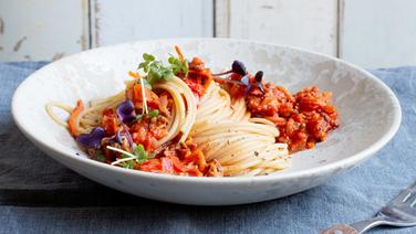 Spaghetti mit Soja-Hack-Bolognese steht auf einem Tisch. © NDR Foto: Claudia Timmann