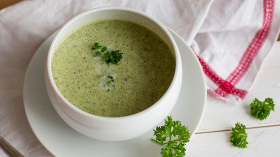 Brokkoli-Creme-Suppe in einer Suppenschüssel. © NDR Foto: Claudia Timmann