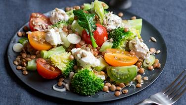 Ein Teller Brokkoli-Linsen-Salat steht auf einem Tisch. © NDR Foto: Claudia Timmann