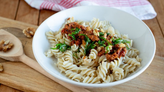 Ein Teller mit Buchweizennudeln mit Bärlauchpesto auf einem Tisch. © NDR Foto: Claudia Timmann