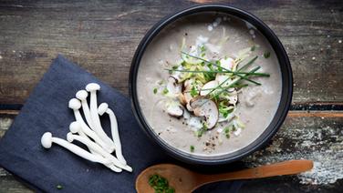 Eine Schüssel Champignon-Lauch-Suppe und Pilze liegen auf einem Tisch. © NDR Foto: Claudia Timmann