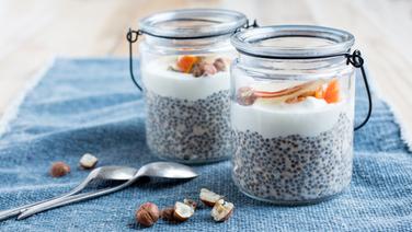 Zwei Gläser mit Chia-Brei und Früchten stehen auf dem Tisch. © NDR Foto: Claudia Timmann