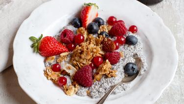 Chia-Kokos-Pudding mit Beerenfrüchten auf einem Teller. © NDR Foto: Claudia Timmann