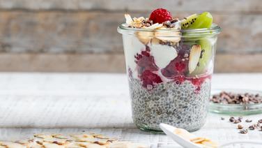 Auf dem Tisch steht ein Glas Chia-Pudding, mit Obst verziert. © ZS Verlag Foto: Claudia Timmann