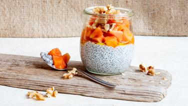 Ein Glas mit Chiapudding mit Papaya und Walnuss-Splitter steht auf dem Tisch. © NDR Foto: Claudia Timmann