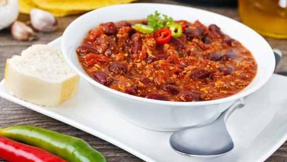 Chili con Carne in einer kleinen Schüssel serviert. © fotolia/vertmedia Martin R. 