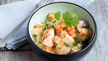 Ein Teller Couscous mit Hähnchen steht auf dem Tisch. © NDR Foto: Claudia Timmann