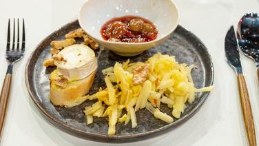 Ziegenkäse-Crostini mit Trauben-Chutney und Apfelsalat auf einem Teller angerichtet. © NDR Foto: Markus Hertrich