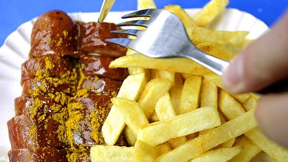 Eine Currywurst mit Pommes frites. © Picture-Alliance / dpa 