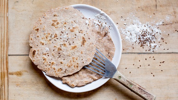 Dinkel-Tortillas liegen auf einem Teller. © NDR Foto: Claudia Timmann