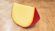 Ein Stück Edamer-Käse. © fotolia Foto: Brad Pict
