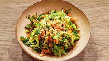 Asia-Salat mit Erdnüssen und Limetten-Dressing auf einem Teller angerichtet. © NDR / Die Fernsehmacher Foto: Ulrich Perrey