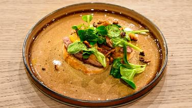 Toasted baguette with duck breast, orange fillet and lamb salad laid out on a plate.  © NDR/Fernsehmacher GmbH Photo: Markus Hertrich