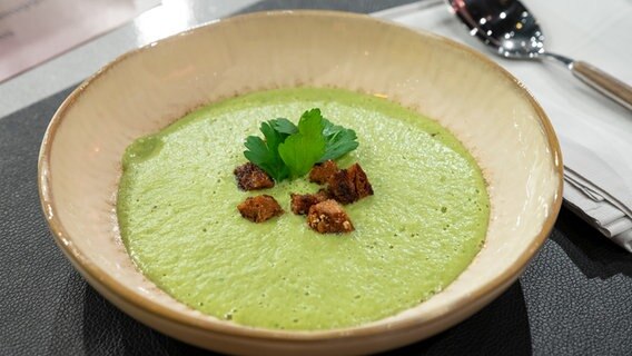 Vegane Brokkoli-Cremesuppe mit Croûtons in einem tiefen Teller serviert. © NDR Foto: Markus Hertrich