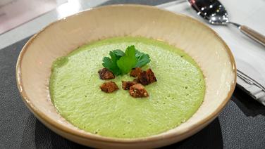 Vegane Brokkoli-Cremesuppe mit Croûtons in einem tiefen Teller serviert. © NDR Foto: Markus Hertrich
