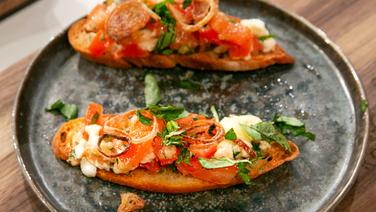 Bruschetta mit Tomaten und Mozzarella auf einem Teller angerichtet. © Fernsehmacher GmbH & Co. KG Foto: Norman Kalle