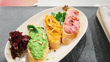 Crostini with three kinds of cream with carrots, peas and beets served on a plate.  © NDR / Fernsehmacher GmbH Photo: Gunnar Nicolaus