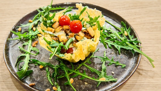 Croûton-Salat im Parmesanschälchen auf einem Teller angerichtet. © NDR / Fernsehmacher GmbH Foto: Gunnar Nicolaus
