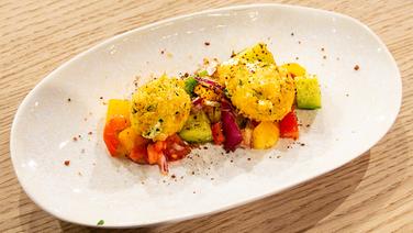 Fried feta balls with Greek salad on a plate.  © Fernsehmacher GmbH Photo: Norman Kalle