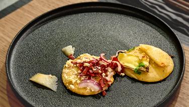 Zweierlei Flammkuchen auf einem Teller angerichtet. © NDR/Fernsehmacher GmbH Foto: Markus Hertrich