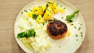 Frikadellen mit Kohlrabi, Petersilienkartoffeln und Bechamelsoße auf einem Teller angerichtet. © NDR / Die Fernsehmacher Foto: Ulrich Perrey