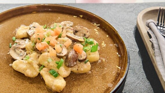 Selbstgemachte Gnocchi al limone mit Pilzragout auf einem Teller angerichtet. © NDR / Fernsehmacher GmbH Foto: Gunnar Nicolaus