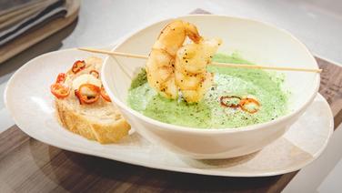 A cold cucumber dish served on a plate with shrimp skewers and garlic crostini.  © NDR / Fernsehmacher GmbH Photo: Gunnar Nicolaus