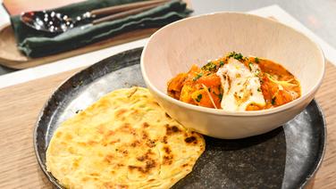 Indian chicken curry with chapati is served on a plate.  © Fernsehmacher GmbH Photo: Marcus Gertrich