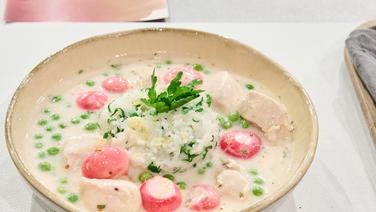 Blanquette vom Huhn mit Reis in Buttermilch-Sauce auf einem Teller angerichtet. © NDR / Fernsehmacher GmbH Foto: Gunnar Nicolaus