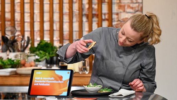 Zora Klipp testet in der Sendung Familien-Kochduell ein Gericht. © NDR Foto: Markus Hertrich