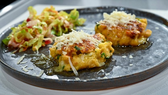 Kaspressknödel mit brauner Butter und Endiviensalat auf einem Teller angerichtet. © NDR / Fernsehmacher GmbH Foto: Markus Hertrich