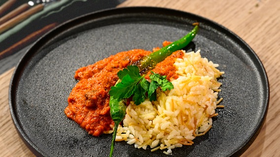 Köfte mit Paprikasoße und türkischem Reis auf einem Teller angerichtet. © Fernsehmacher GmbH Foto: Markus Hertrich