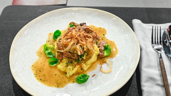 Kräuterpolenta mit Kalbsleber und Rosenkohl auf einem Teller angerichtet. © NDR / Fernsehmacher GmbH Foto: Markus Hertrich