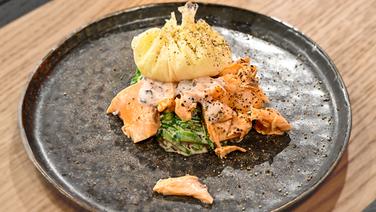 Steamed salmon with snow peas and poached egg arranged on a plate.  © NDR / Fernsehmacher GmbH Photo: Markus Hertrich