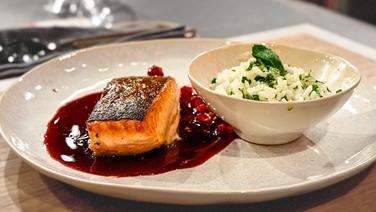 Salmon fillet on pomegranate sauce with mint rice served on a plate.  © NDR / Fernsehmacher GmbH Photo: Markus Hertrich