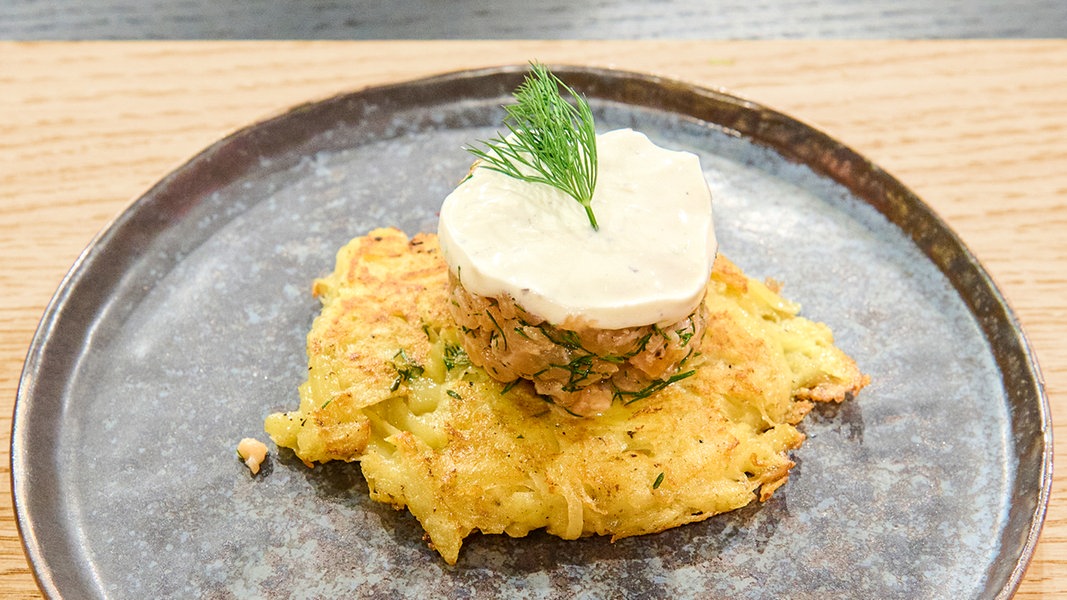 Lachstatar auf Kartoffel-Rösti mit Crème fraîche | NDR.de - Ratgeber ...