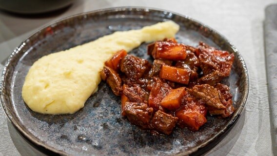 Rinderfilet mit Karotten und Kartoffelpüree auf einem Teller angerichtet. © NDR / Fernsehmacher GmbH Foto: Markus Hertrich