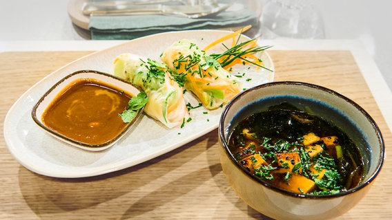 Misosuppe mit Sommerrollen und Hoisin-Sauce angerichtet. © NDR / Fernsehmacher GmbH Foto: Gunnar Nicolaus