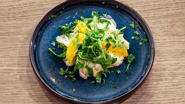 Orangen-Kohlrabi-Carpaccio auf einem Teller angerichtet. © NDR / Die Fernsehmacher Foto: Ulrich Perrey