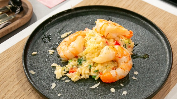 Pak-Choi-Risotto mit gebratenen Garnelen auf einem Teller angerichtet. © Fernsehmacher GmbH Foto: Norman Kalle