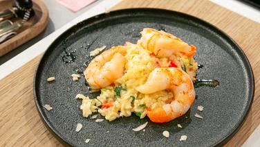 Pak choi risotto with fried shrimp served on a plate.  © Fernsehmacher GmbH Photo: Norman Kalle