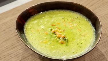 Green pesto soup served in a bowl.  © NDR / Die Fernsehnemacher Photo: Norman Calle
