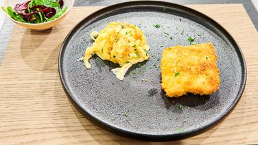 Putenschnitzel mit Käsespätzle auf einem Teller angerichtet. © Fernsehmacher GmbH & Co. KG Foto: Gunnar Nicolaus