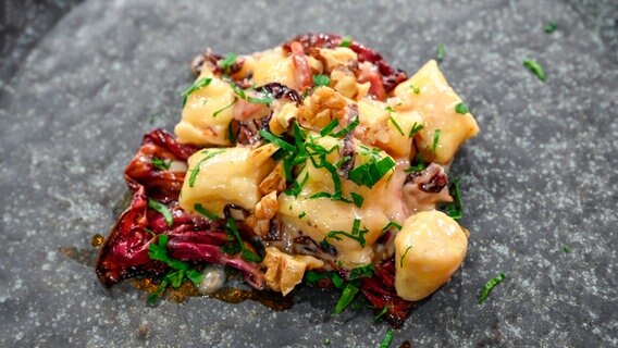 Quark-Gnocchi mit Gorgonzola-Soße und Radicchio auf einem Teller angerichtet. © NDR / Fernsehmacher GmbH Foto: Markus Hertrich