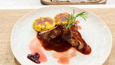 Venison medallions with red wine sauce and potato biscuits arranged on a plate.  © Fernsehmacher GmbH & Co.  KG Photo: Gunnar Nikolay