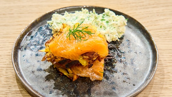 Reibekuchen-Lachstürmchen mit Kräuterfrischkäse-Creme auf einem Teller angerichtet. © Fernsehmacher GmbH Foto: Gunnar Nicolaus