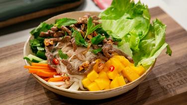 "Bun Bo Nam Bo" - Vietnamesischer Rindfleisch-Reisnudelsalat in einer Schale angerichtet. © NDR / Fernsehmacher GmbH Foto: Norman Kalle